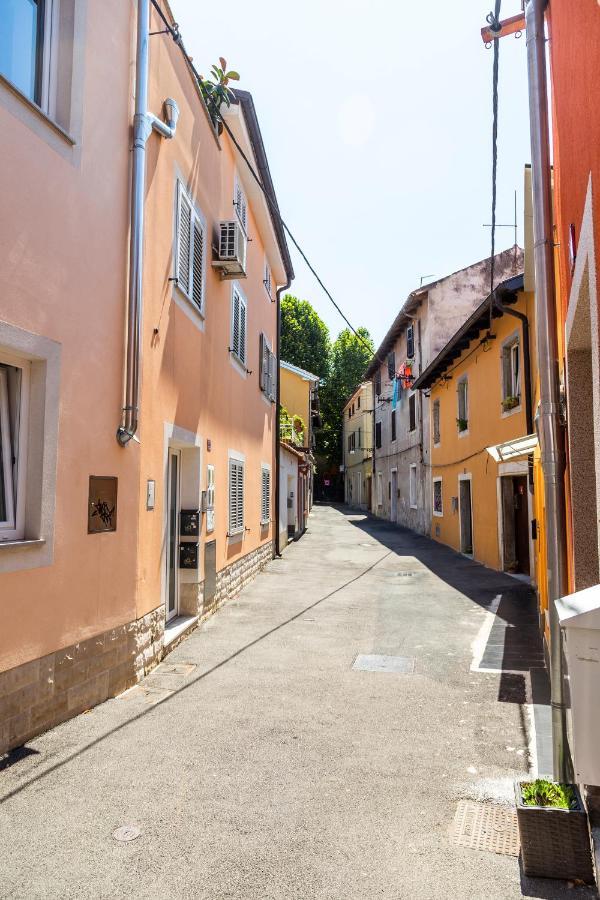 Sunny Old Town Apartment Копер Екстериор снимка